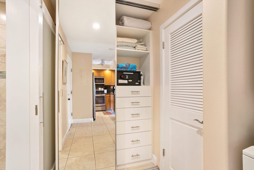 48B maui condo dressing room